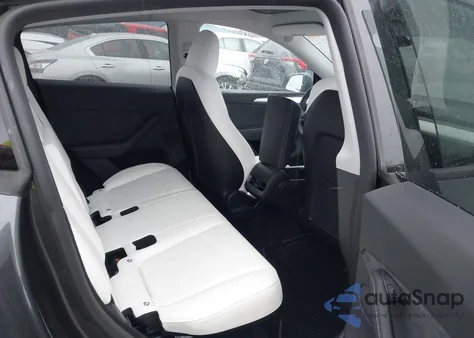 2024 Tesla Model Y Long Range Dual Motor All-Wheel Drive z USA, uszkodzony, nr VIN 7SAYGDEE9RA265508